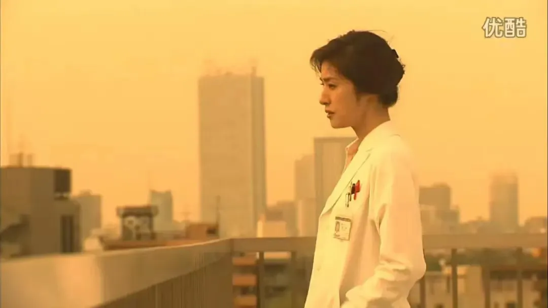 她雌雄同体,55岁宣布一辈子不结婚,如今一个人独居,太爽了!