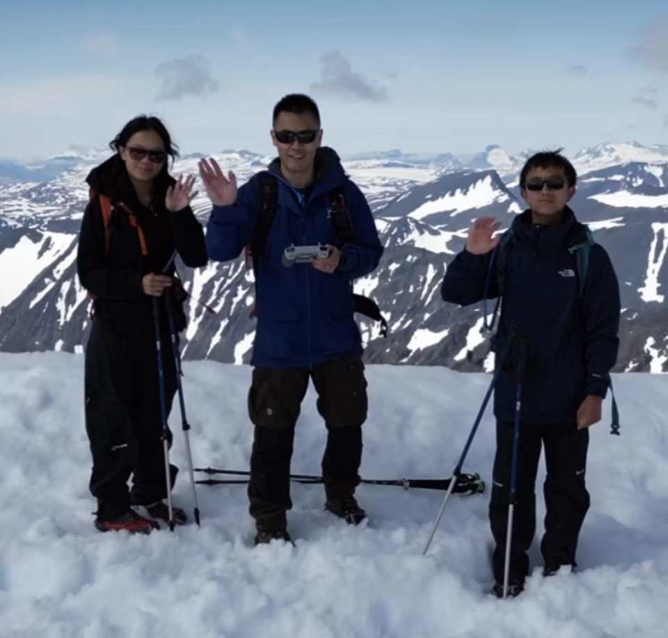 刘銮雄长子刘鸣炜罕与爱女同框合照,开飞机带女儿出国看霉霉演出