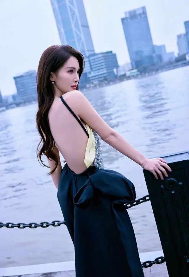 PB-金晨:不只是美背的性感,更是独立女性的时代宣言!