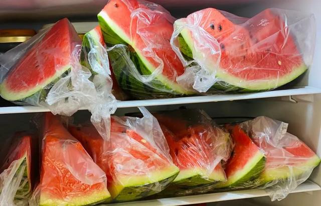 吃不完的西瓜,可以不用放冰箱!教你一个好办法,过夜后依然好吃