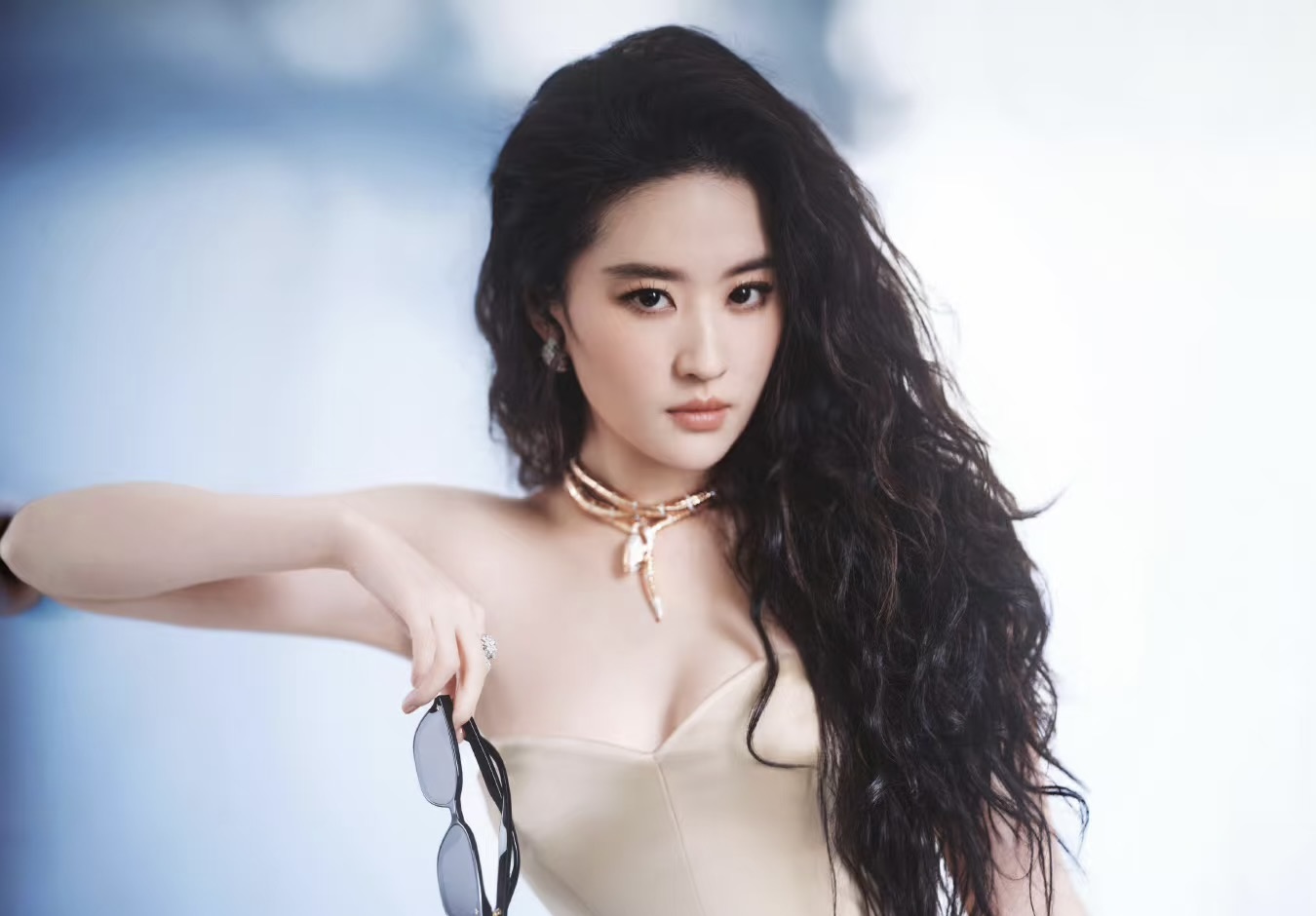 刘亦菲:金色女神,闪耀「嘉人女性影响力之夜」