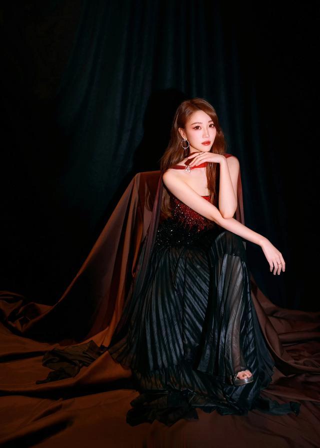 张纯烨，好适合亮晶晶的红色衣服，笑起来甜蜜蜜的