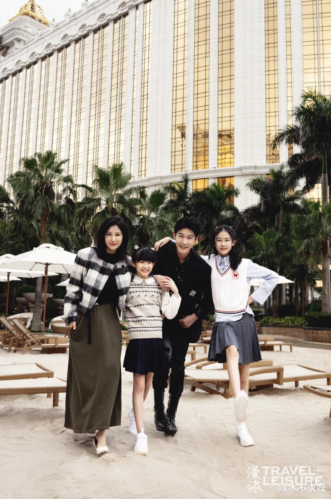 陆毅鲍蕾带女儿外出太吸睛，一人领一个孩子，贝儿姐妹性格反差大！