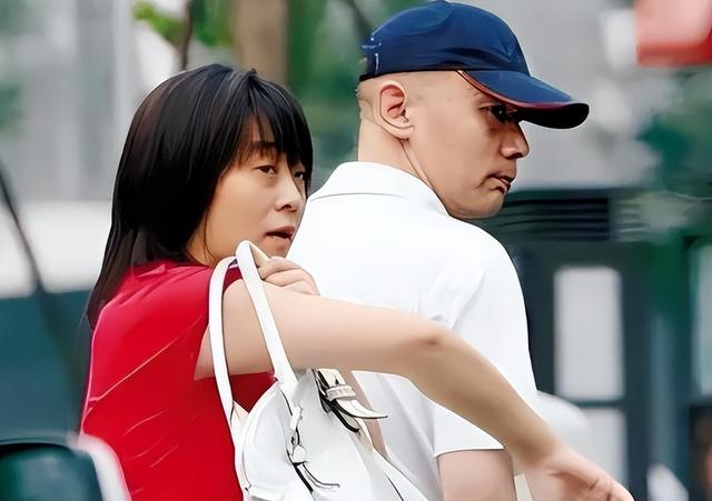 父母已离世，妹妹还远在美国，67岁无儿无女的葛优，如今怎样？