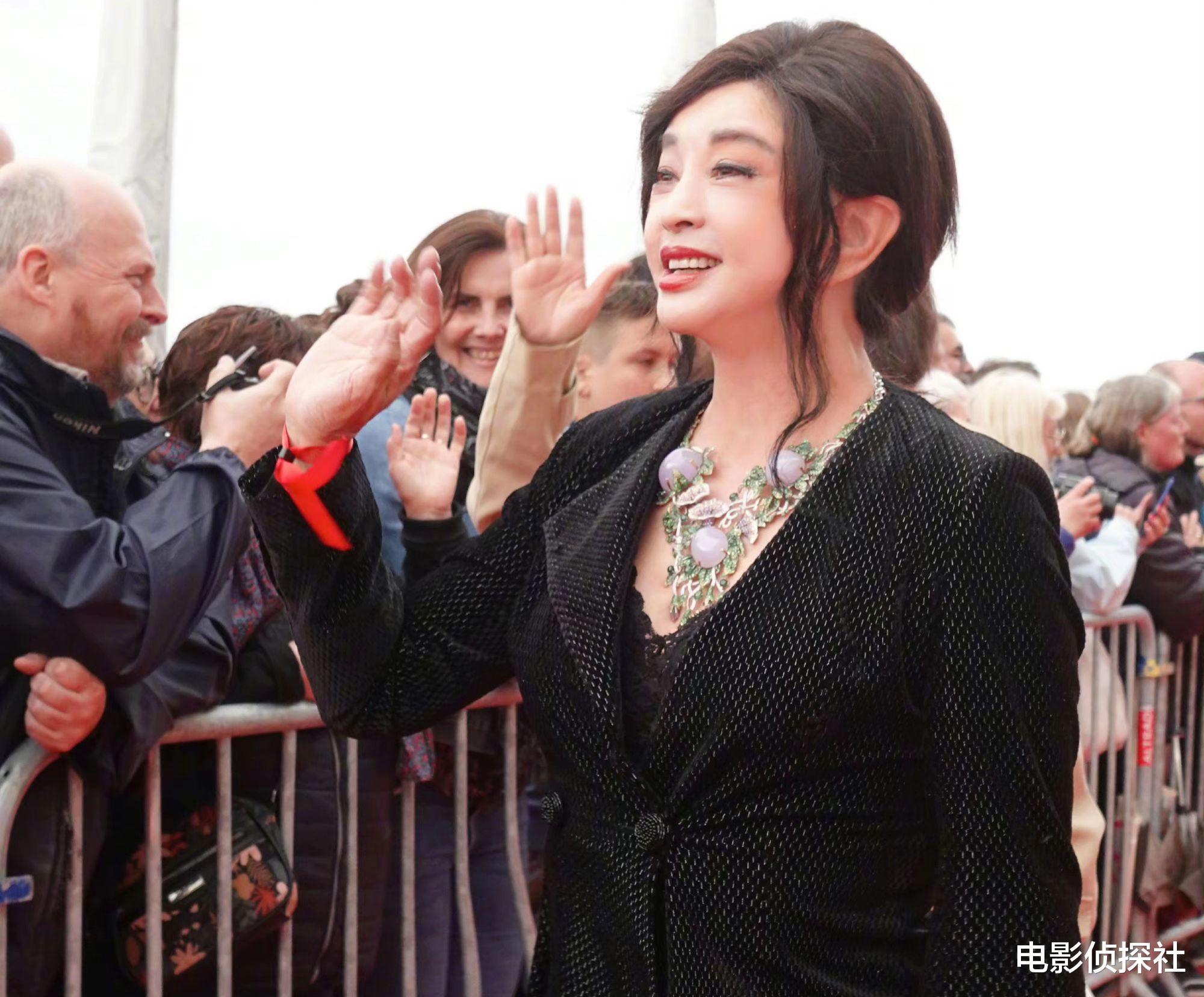 73岁刘晓庆近况曝光,直播带货卖珠宝,皮肤状态好看起来像少女