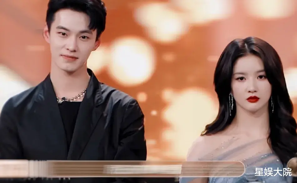 热吻被拍,他俩的恋情藏不住了?