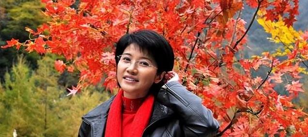 著名演员颜丙燕:8夺影后却不温不火,为母散尽家财,52岁仍单身