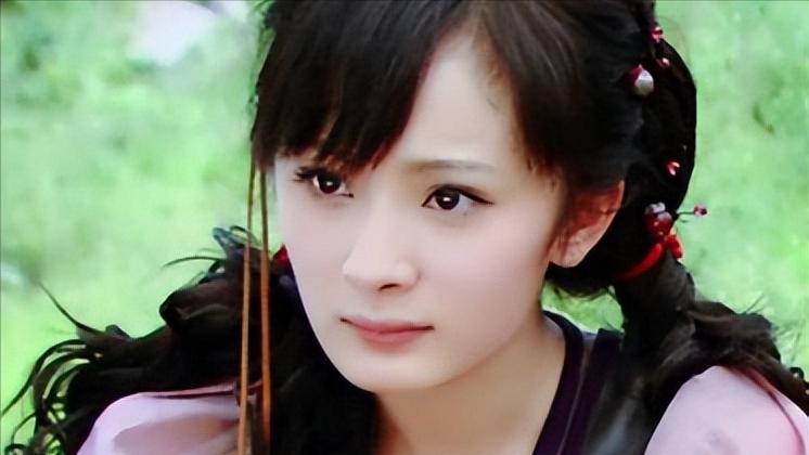 杨幂去福建爬山对着镜头比耶,37岁身材依旧火辣,粉丝争相吹捧