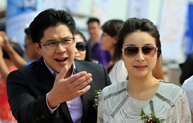 郭晶晶彻底摊牌不装了,“特殊身份”曝光,原来霍震霆当初没说错