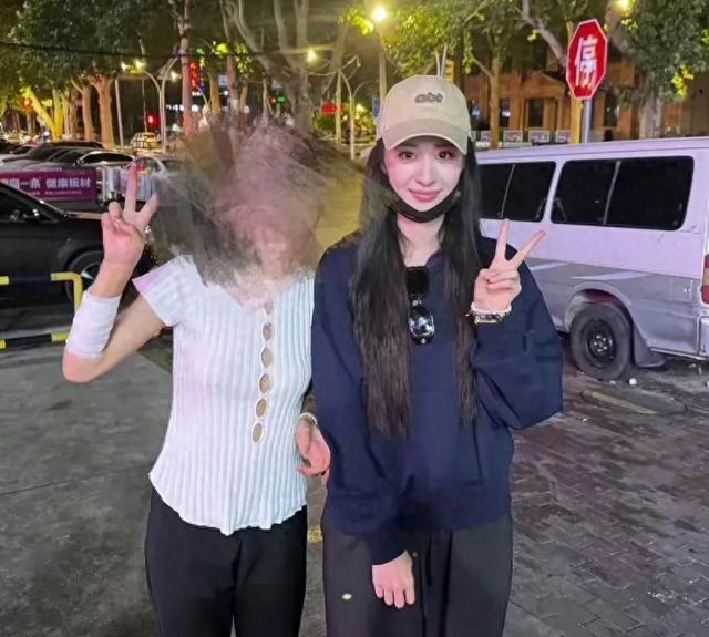 王楚然回老家被偶遇,合照来者不拒,被夸脸超级小,五官好看