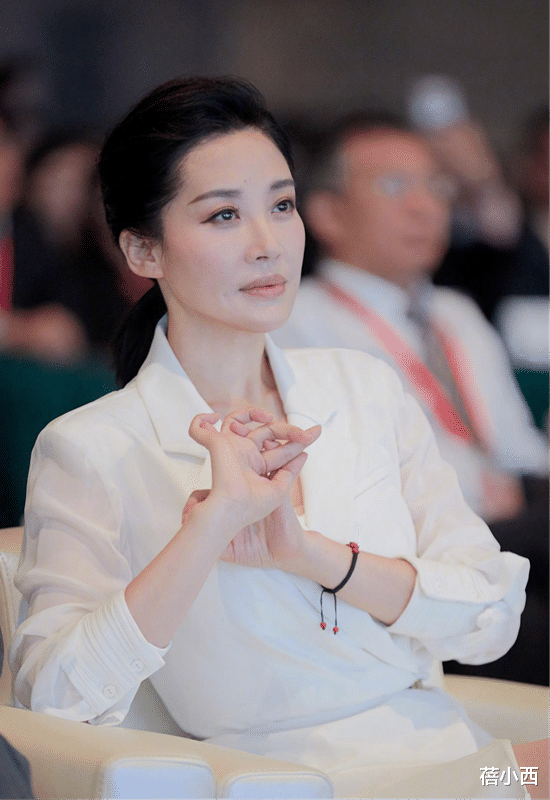 扎起马尾的许晴好年轻,穿白色短裙+恨天高,55岁颜值大回春好美