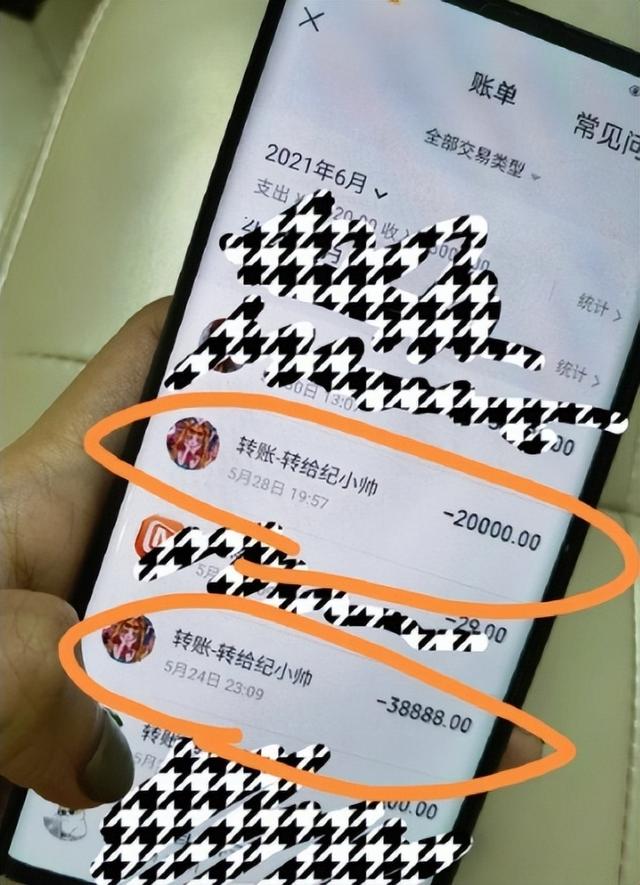 高亚麟给徐梓钧每月28000元,北电毕业的她自己可赚280万,图啥呢