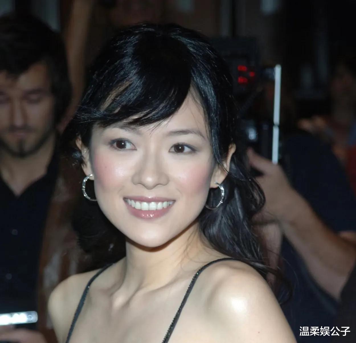 章子怡第一次上春晚,工作人员被其美貌“惊到了”,她当年有多火