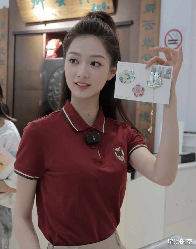 入职东方卫视后,冯琳再回母校参加拍摄!扎高马尾穿酒红衣,美腻