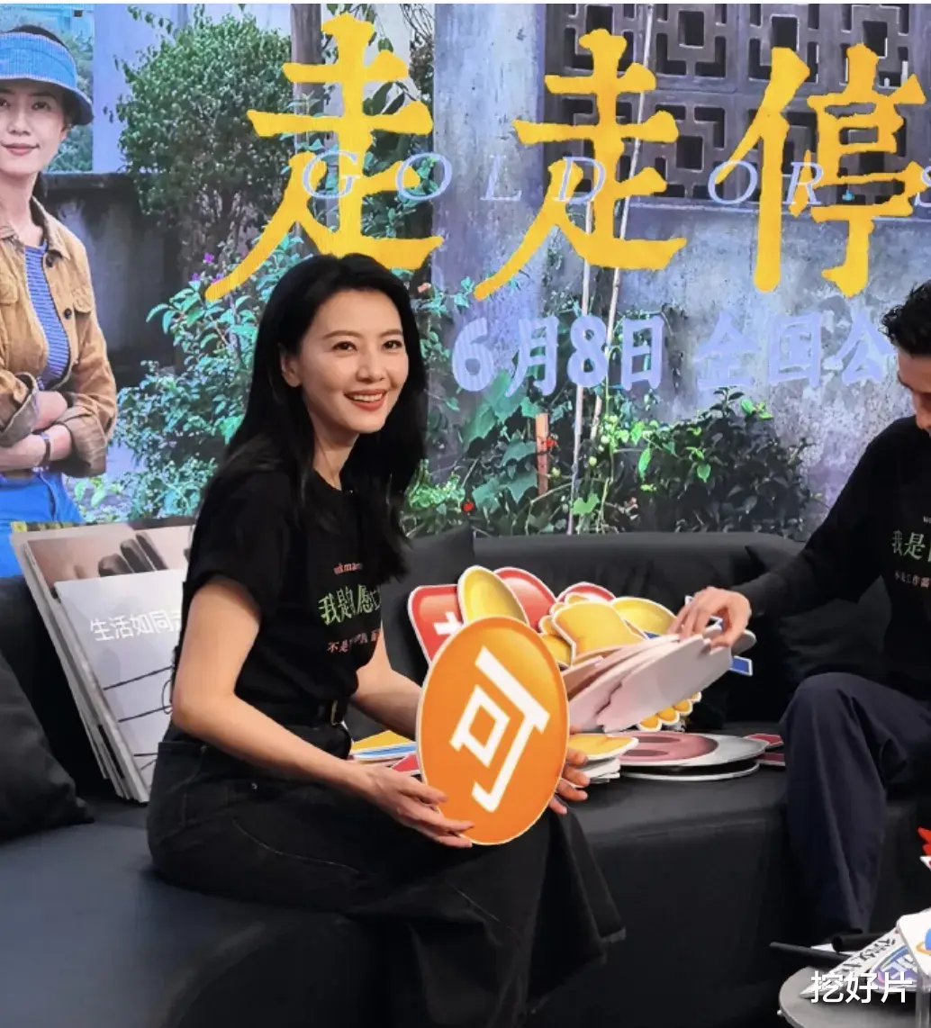 44岁高圆圆生图：有了法令纹，但她的「自然老去」打脸了硅胶脸