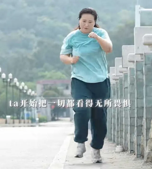 一天只喝100ml水、干咽馒头，贾玲最新照片震撼到很多人