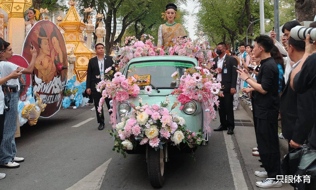 范冰冰花车巡游!惊艳曼谷,把中国美带到海外,坐三蹦子接地气