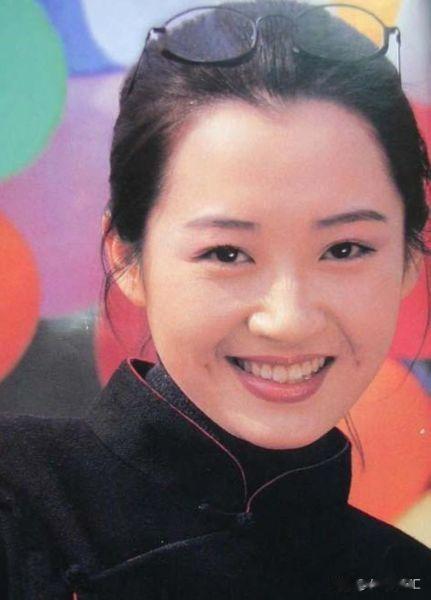 她一生风流成性、老少通吃、撩汉无数,至今55岁却依然单身