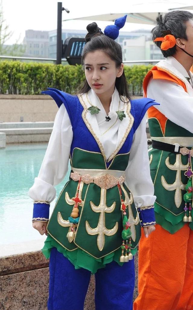 杨颖淡妆素雅的时候，惊为天人！扎个马尾搭普通T恤都能迷死人