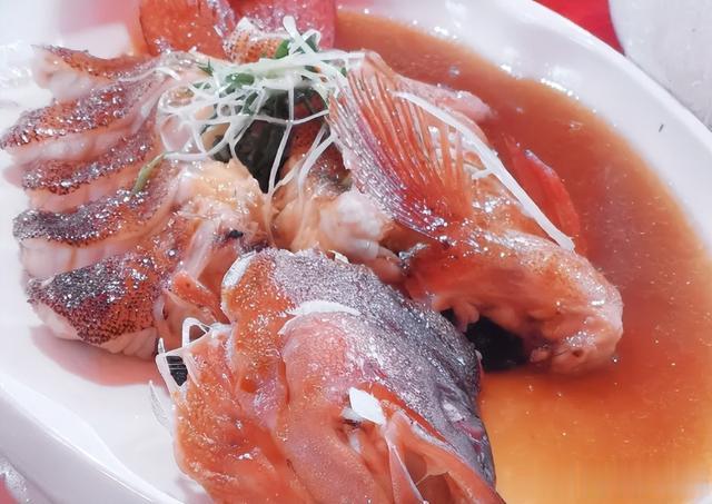 东北女子第一次去福建吃席，随礼500元，菜上桌后，有些慌了