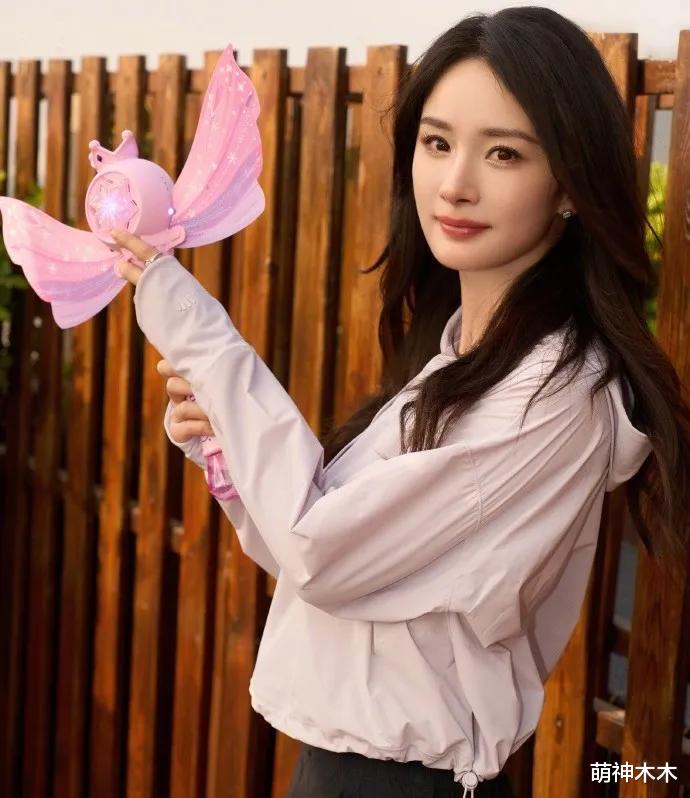 杨幂被曝赶赴香港看女儿，在机场误入男厕所，还被指腿型内八字