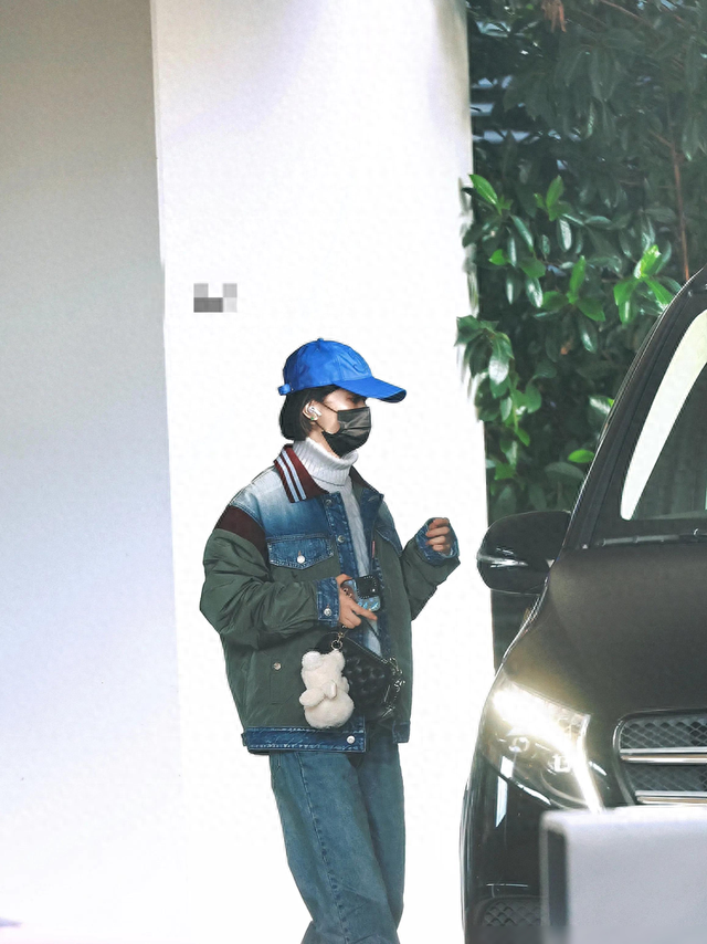 赵丽颖抵达上海，身穿灰色毛衣外搭拼接牛仔外套，主打舒适又保暖