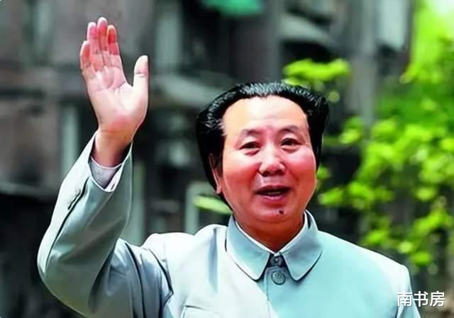 这位毛主席的特型演员，演戏时几乎不用化妆，下巴上粘1颗痣就很像