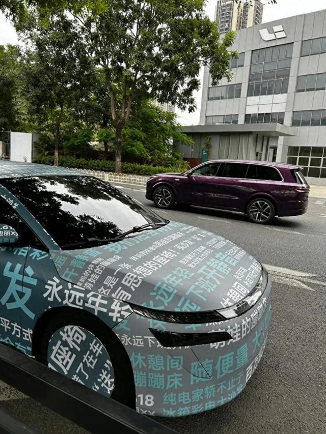 日产新车跑理想门口打卡？网友：意味深长