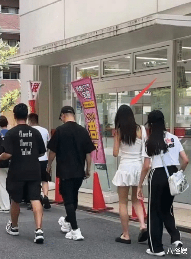 章子怡母女仨游玩,宠溺帮儿女拍照,醒醒晒黑了与妈妈肤色差明显