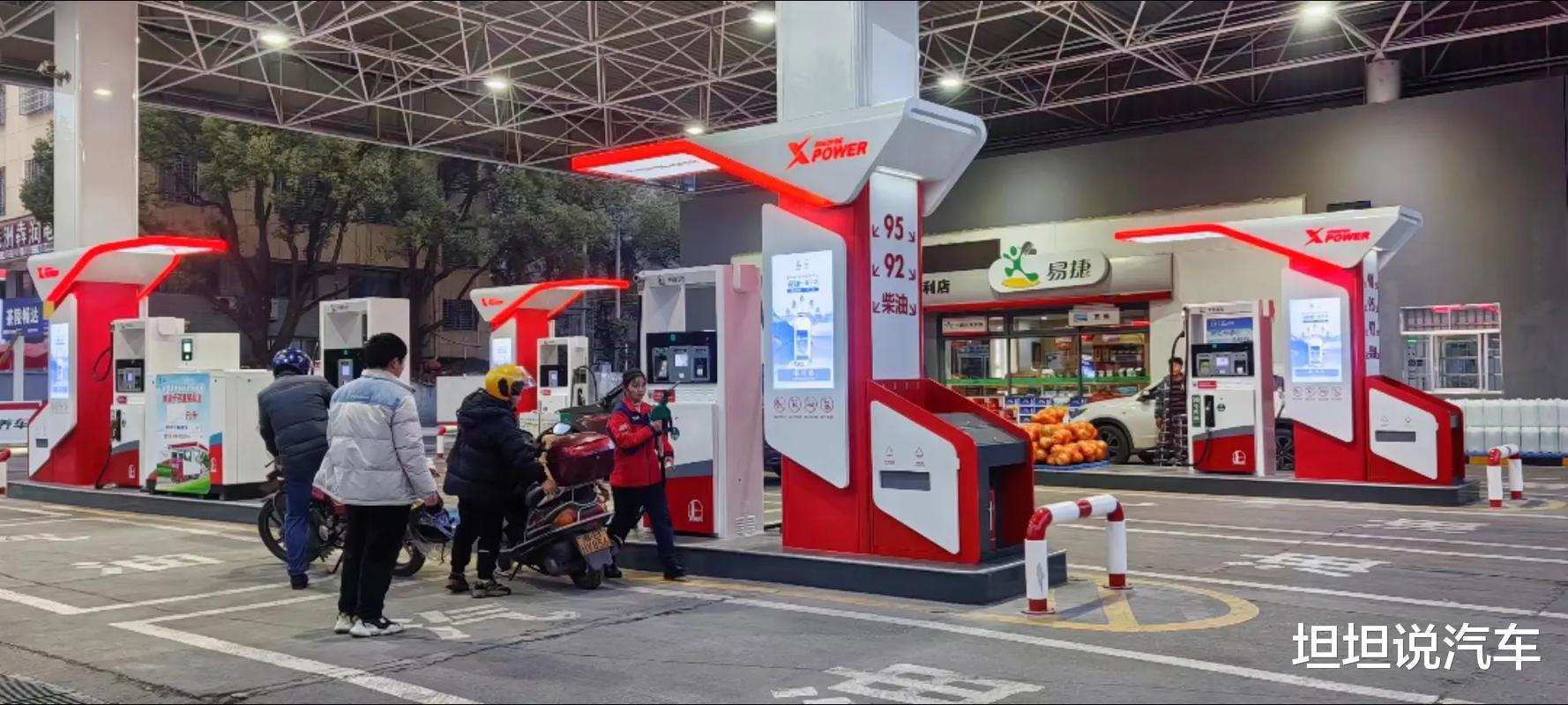汽车加满油，为啥后半箱不耐烧？老司机说出真相：猫腻全都在车上