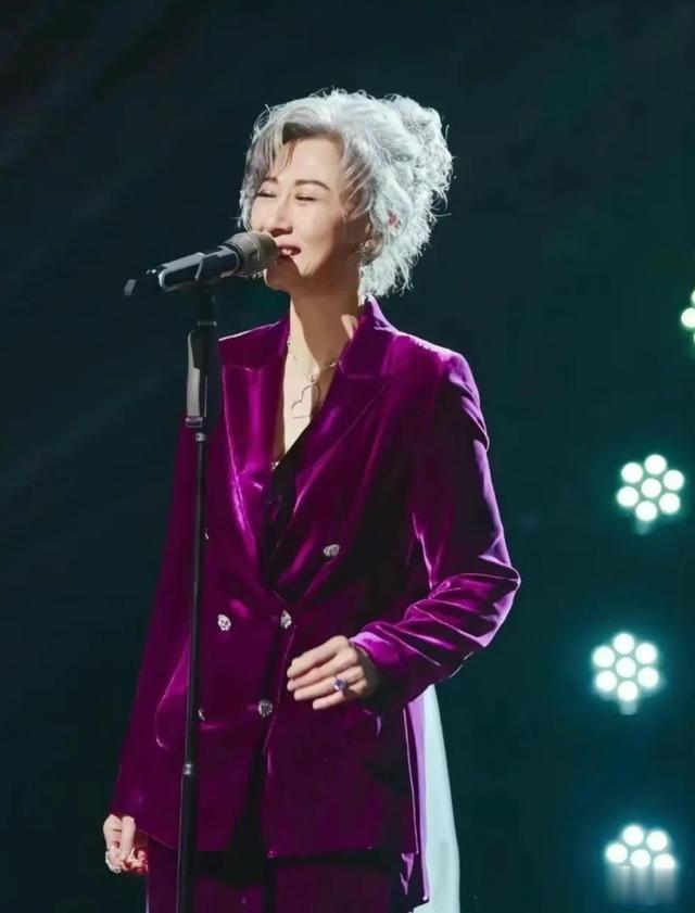 看了叶倩文的老年装扮后,我悟了:白发不染、穿衣不花,才更优雅