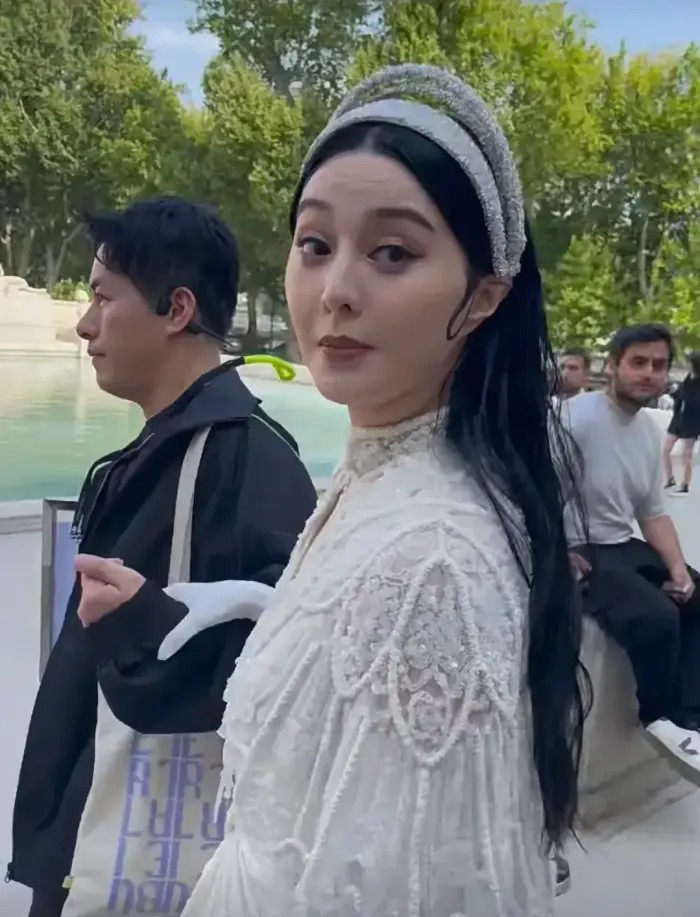 43岁范冰冰巴黎街头风采依旧，岁月沉淀下的别样魅力，如30岁宝妈