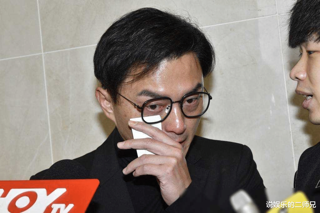 孟海葬礼,洪金宝拄拐伤心送别,17岁女儿捧遗照亲友泪流不止