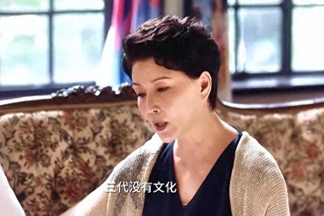 66岁朱茵近照曝光:皮肤白皙发际线后移,穿拖鞋赶高铁亲和力十足