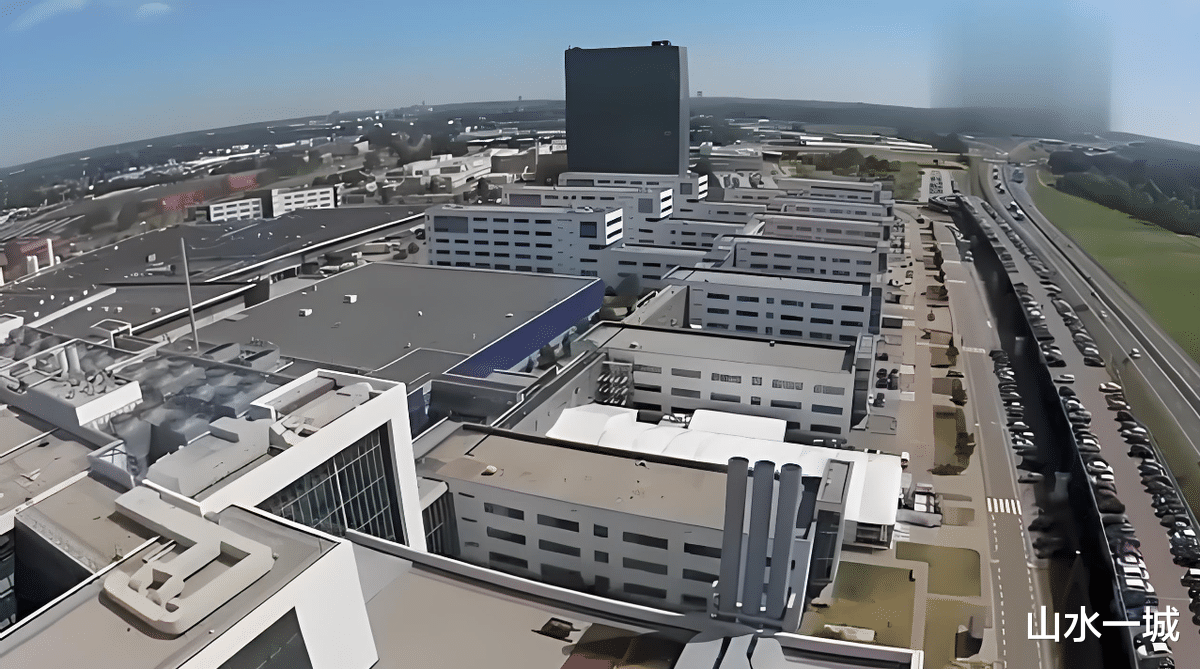 国产光刻机官宣后,一个奇怪现象:国外网友沸腾,可美荷却沉默了