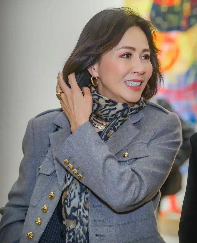 59岁刘嘉玲现身新加坡！状态年轻似18岁少女，一生未育成就了她