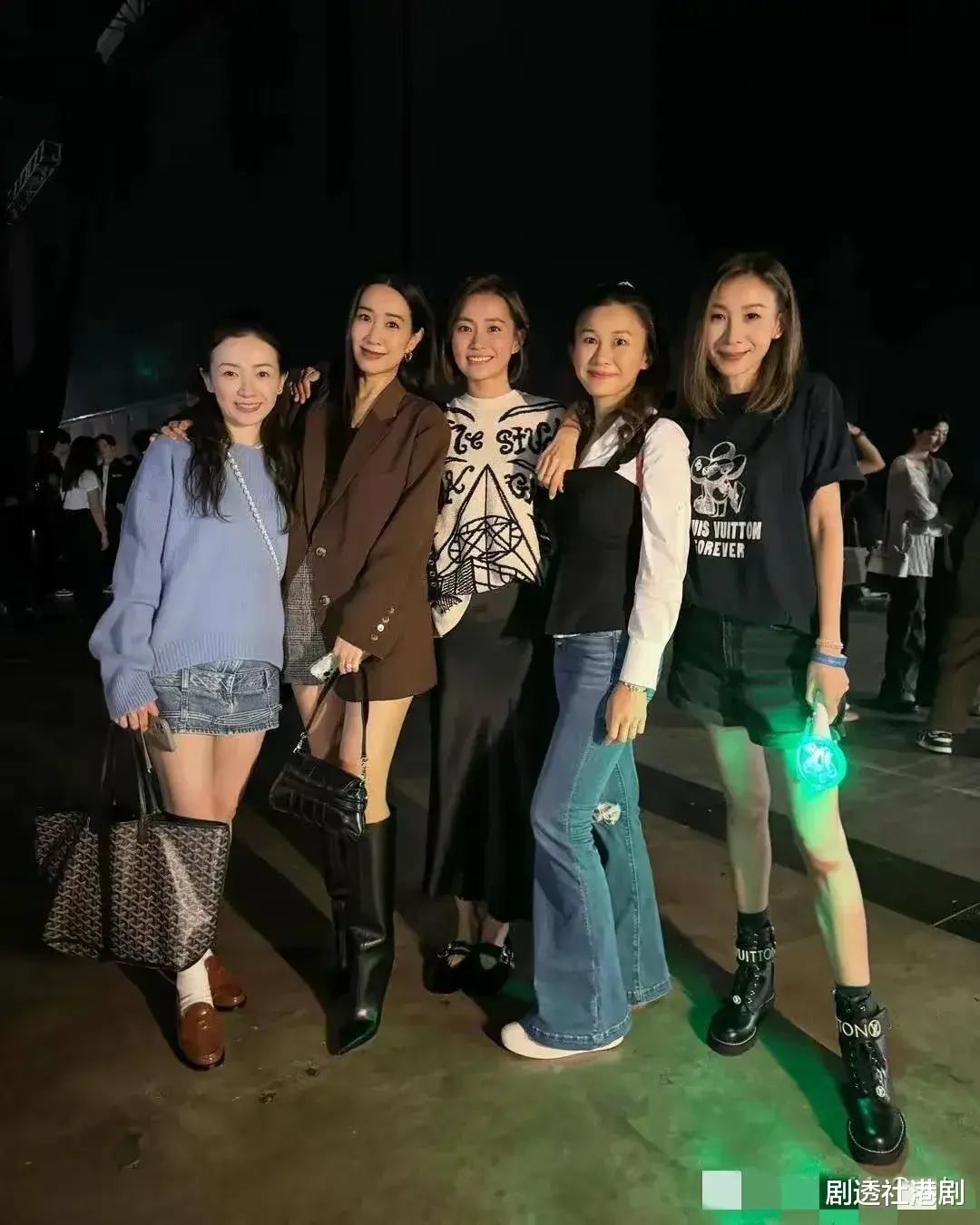 香港前知名组合两成员决裂多年,曾疑似破冰,如今同游日本却零互动