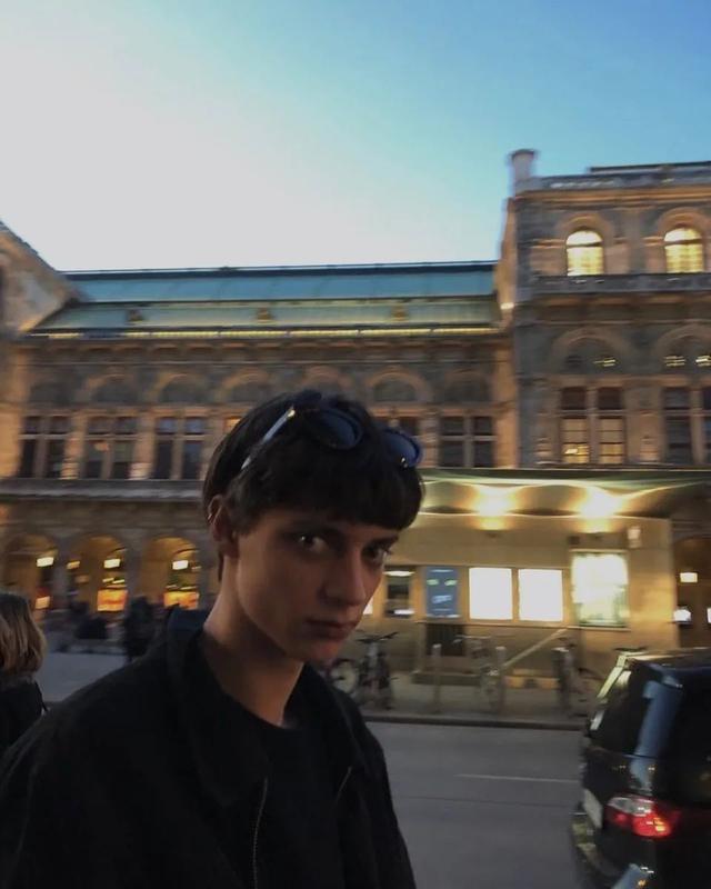 187cmYSL贵公子一夜爆火！网友：老公太多，都不知道先爱哪个