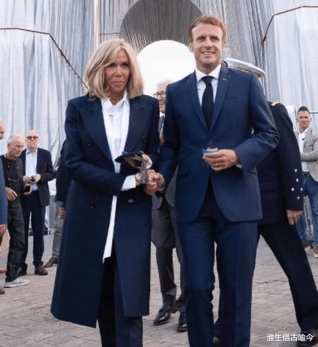 马克龙有多爱大24岁布丽吉特?在游艇上摸着她的脚踝,深情注视她