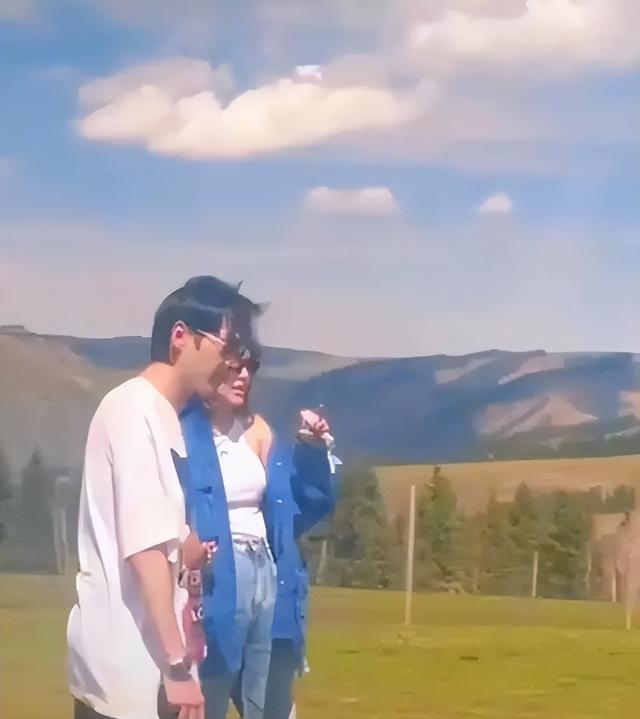 张若昀一家三口游故宫，唐艺昕染粉发好少女牵着4岁女儿幸福甜蜜