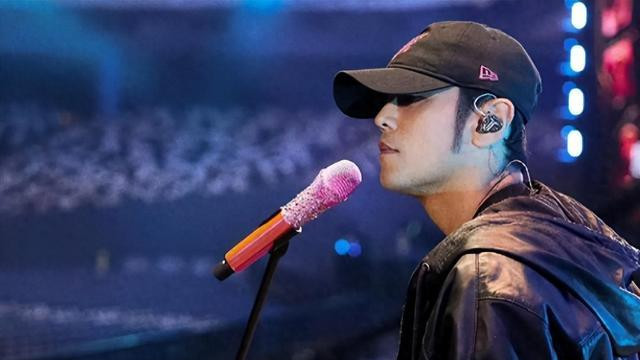 林志颖带儿子看周杰伦演唱会，父子共用一张脸，昆凌美的像洋娃娃