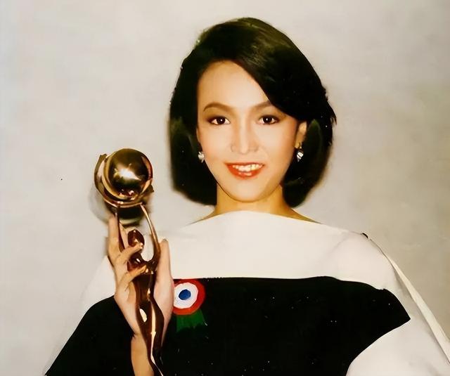 影后郑裕玲:分手时把吕方赶出豪宅,如今的她,证实周润发没说错