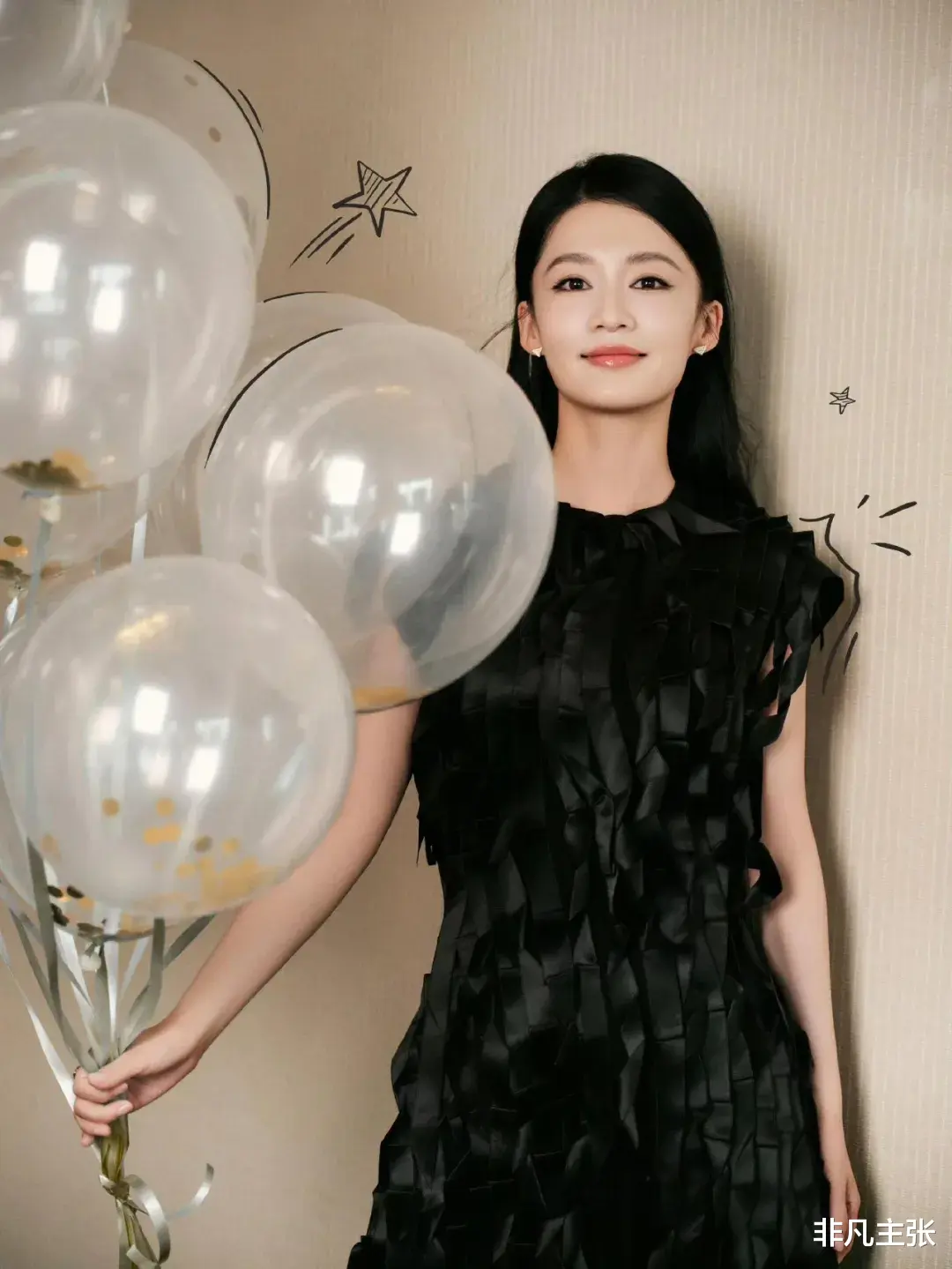 李沁真是让人大开眼界!万种风情皆在小黑裙中表达