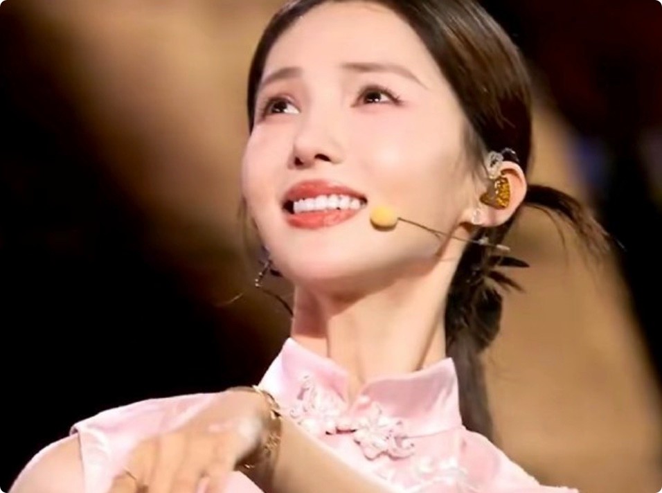 中秋晚会:唐嫣又嫩了,刘涛变美了,但我却被佟丽娅惊艳了