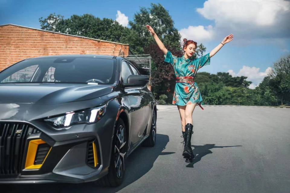 幸亏11月没买车！高性能轿跑，比思域漂亮10倍，年终抄底价，仅售9万多