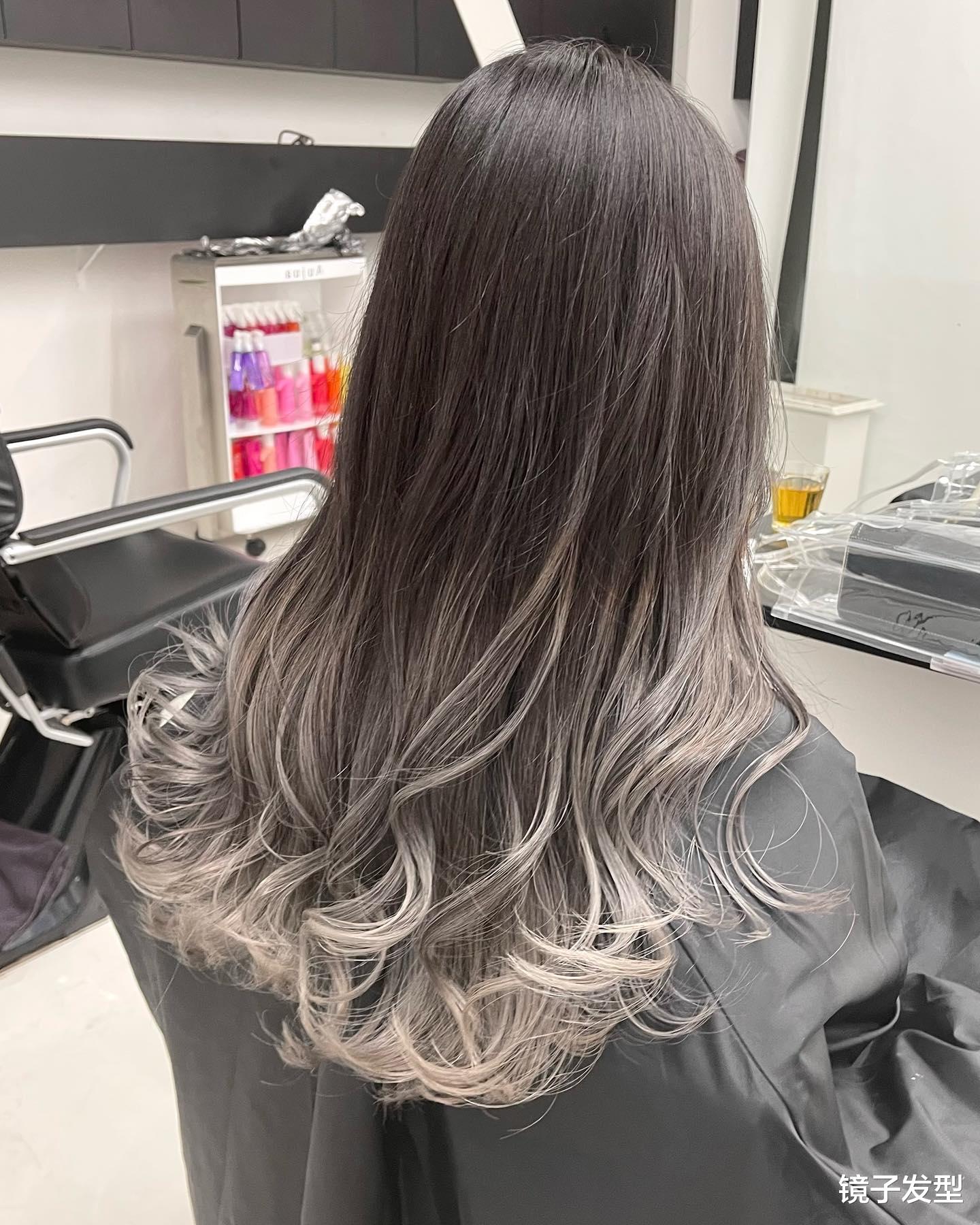 女士长发怎么整?发尾卷搭配发尾染,简直美得无可挑剔