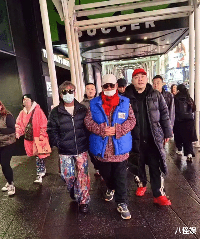 67岁赵本山美国被偶遇,一身名牌打扮好潮,与粉丝合影一脸假笑