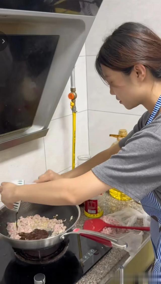 解清帅大妹炸酱面吃不完给哥哥吃，网友：感情好二哥也不嫌弃