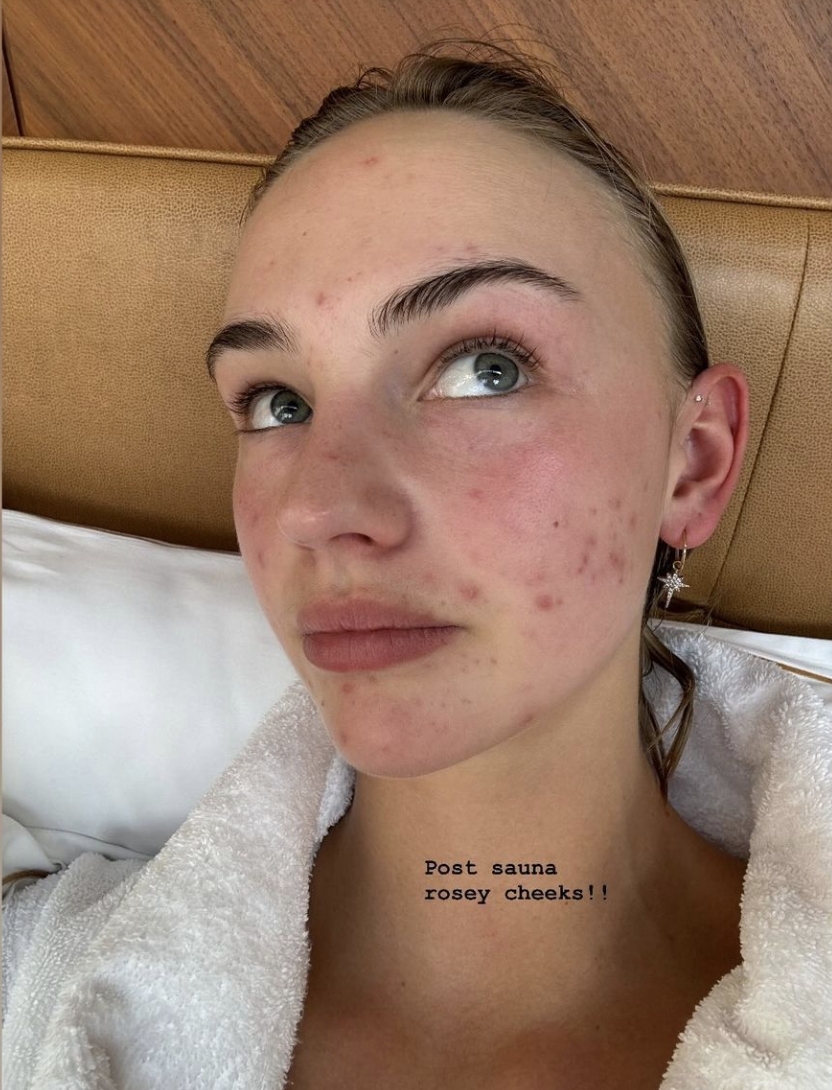 贝克汉姆一家现身巴黎，12岁小七又发福，贝嫂拄双拐却仍拒绝搀扶