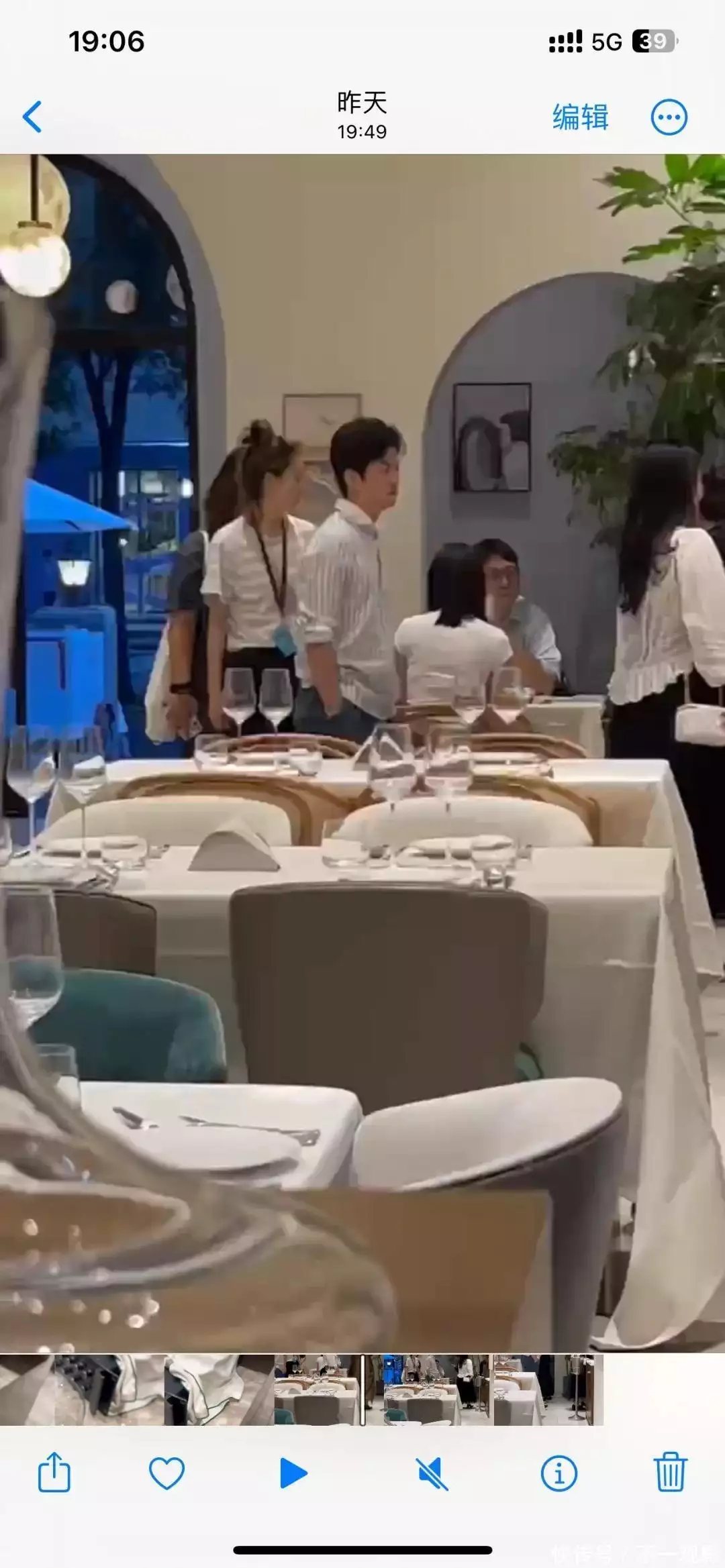 李健夫妇餐厅被偶遇，小腿粗短比例五五分，盯妻子背影满脸嫌弃！